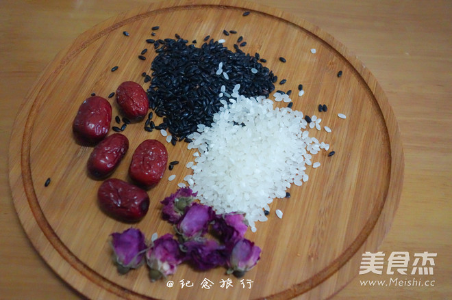 Rose, Red Dates and Black Rice Porridge recipe