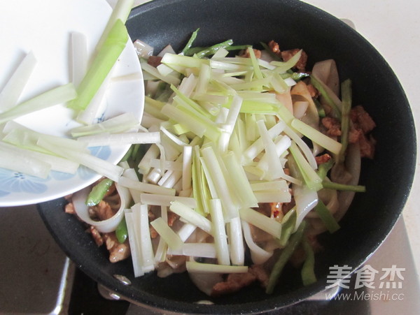 Stir-fried Rice Noodles with Chives and Pork recipe