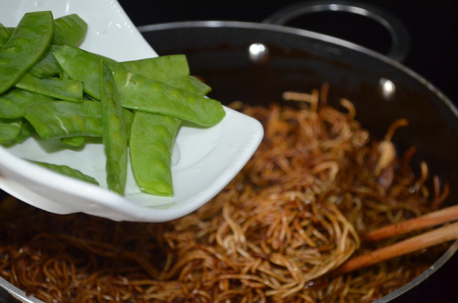 Braised Noodles with Pea Pods recipe