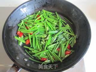 Stir-fried Duck Blood with Leek Stalks recipe