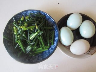 Stir-fried Chinese Chives with Salted Egg White recipe