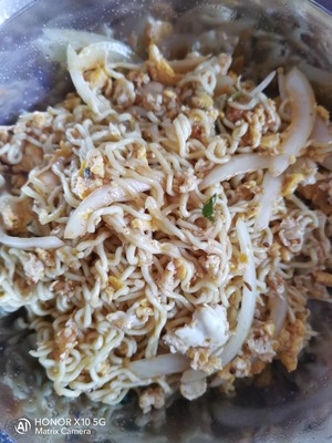 Stir-fried Instant Noodles with Rice, Oil, Egg and Three Fresh Wontons recipe