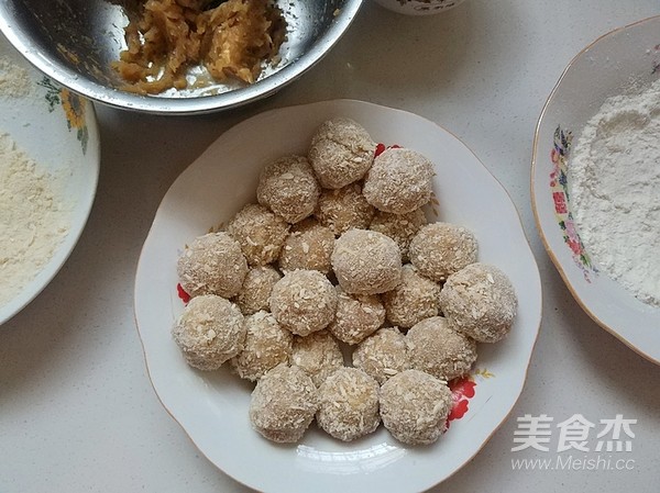 Chicken Meatballs with Black Pepper Sauce recipe