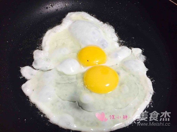 Fried Poached Egg with Laba Beans recipe