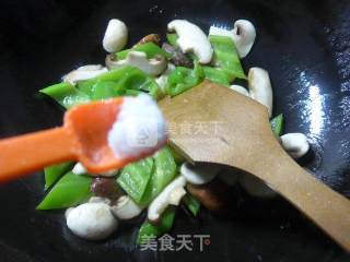 Stir-fried Pepper with Double Mushroom recipe