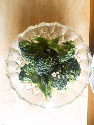 Low-calorie Salad with Avocado and Broccoli in Japanese Cuisine recipe