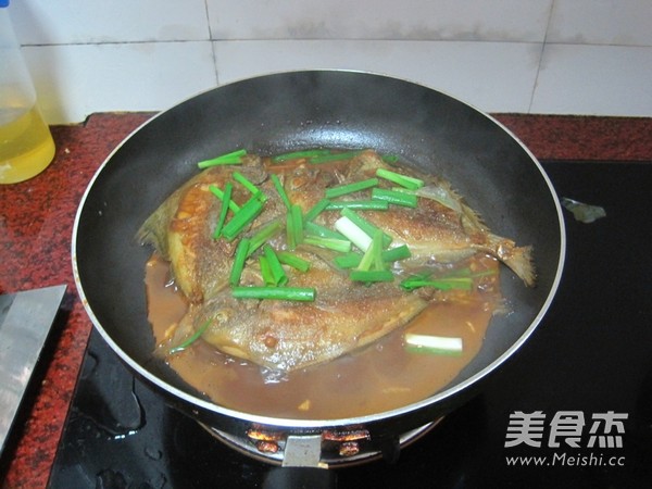 Fried and Braised Crucian Pomfret recipe