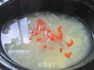 Saponin Rice, White Fungus and Lotus Seed Soup recipe