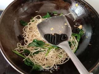 Stir-fried Dry Noodles with Fungus and Potato Leaves recipe