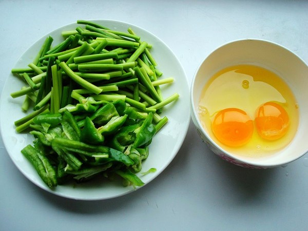 Garlic and Tomato Egg Noodles recipe