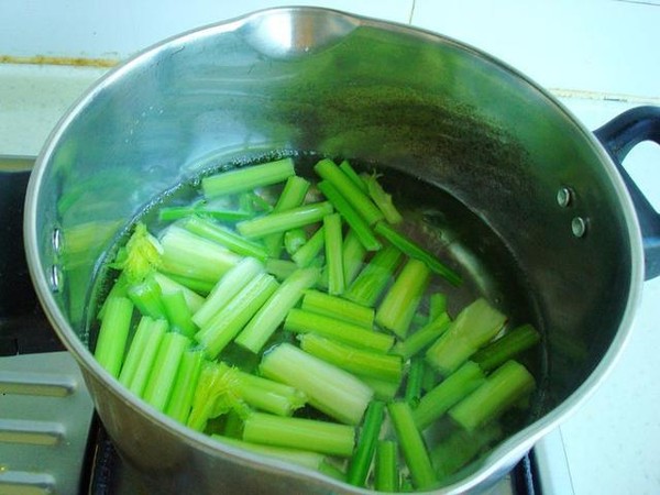 Stir-fried Celery with Dried Tofu in Sauce recipe