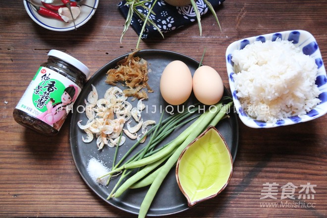 There is A Coup for Consuming Overnight Rice-golden Fried Rice with Mushroom Sauce recipe