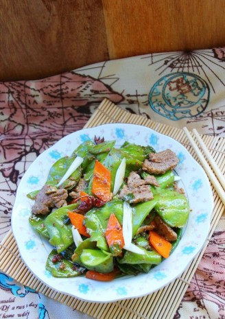Stir-fried Beef with Pork Ears and Beans