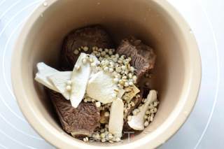 Steak with Yam and Coix Seed in Clay Pot recipe