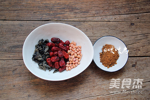 Sweet Soup with Red Dates, Peanuts and Fungus recipe
