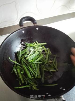 Stir-fried Sea Intestine with Leek recipe