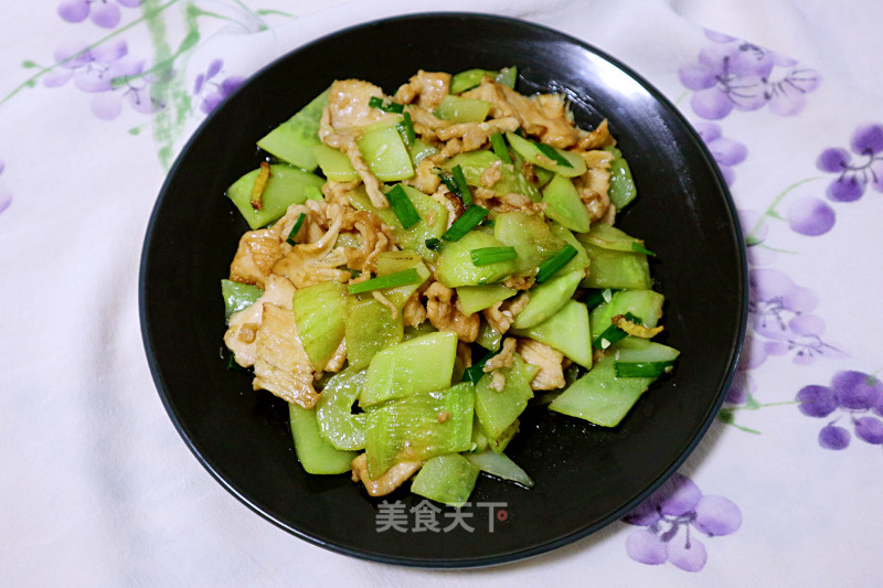 Stir-fried Chicken Breast with Cucumber recipe