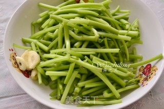 Stir-fried Shredded Pork with Sweet Potato Stalks recipe