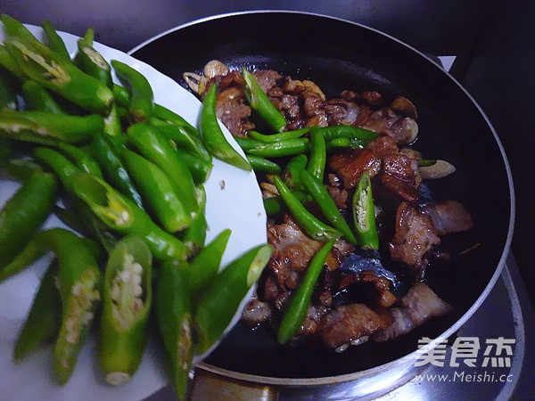 Stir-fried Pork with Hang Pepper recipe