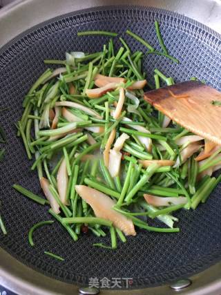 Stir-fried Golden Abalone with Cilantro recipe