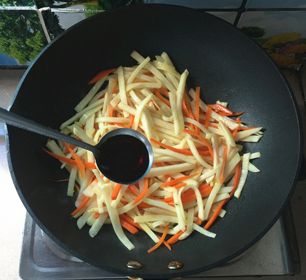 Stir-fried Cold Potato with Chopped Pepper and Shredded Pork recipe