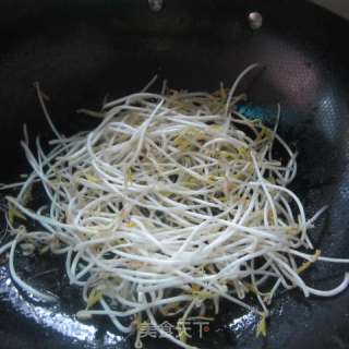 Fried Noodles with Sprouts recipe