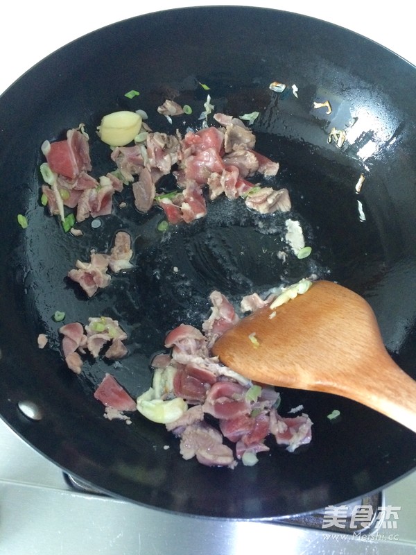 Stir-fried Pork with Garlic Stalks recipe