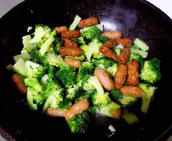 Stir-fried Baby Intestines with Garlic Broccoli recipe