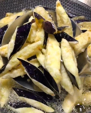 The Practice of Flavored Eggplant Crispy without Oil Absorption recipe