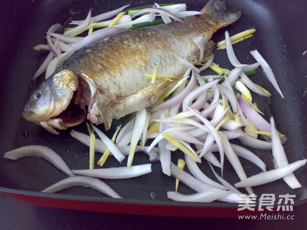 Grilled Crucian Carp with Onions recipe