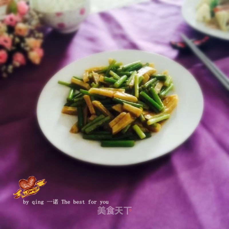 Stir-fried Potato Chips with Garlic Stalks recipe