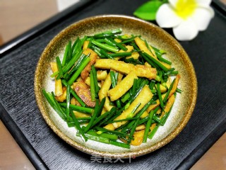 Stir-fried Dried Tofu with Leek and Moss recipe