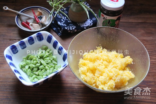 There is A Coup for Consuming Overnight Rice-golden Fried Rice with Mushroom Sauce recipe