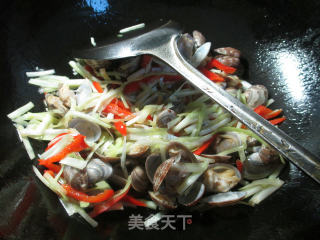 Stir-fried Clams with Red Pepper and Leek Buds recipe