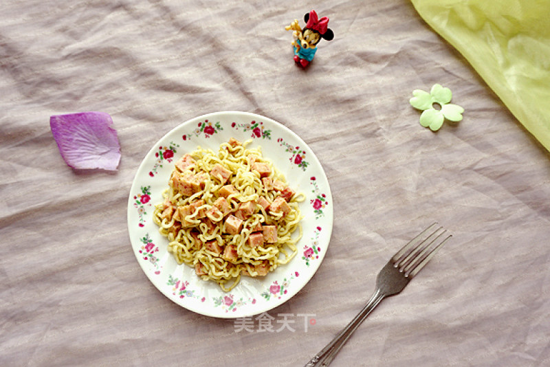 Instant Noodles with Luncheon Meat in Green Sauce