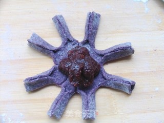 Nutritious Breakfast-black Rice Bean Paste Chrysanthemum Buns recipe