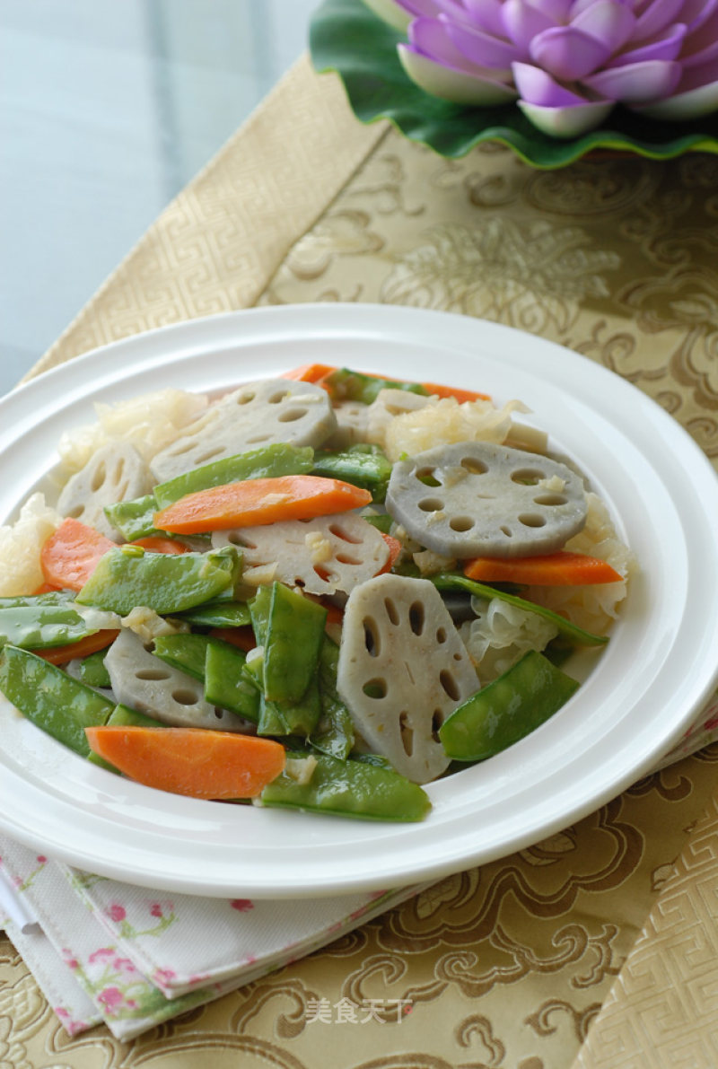 Stir-fried Blue Beans with Snow Fungus and Lotus Root recipe