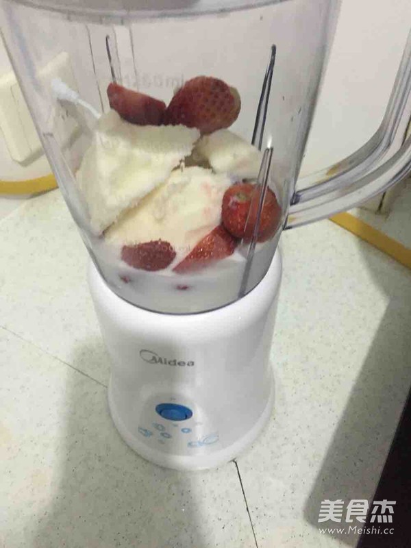 Strawberry Yogurt Shake recipe