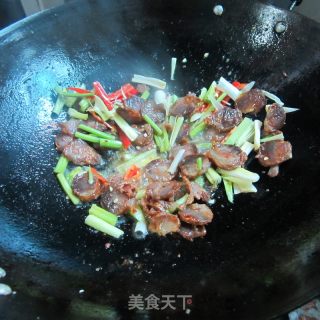 Stir-fried Sausage with Celery and Garlic recipe