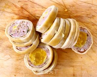 Thousands of Fresh Meat and Salted Egg Yolk Rolls recipe