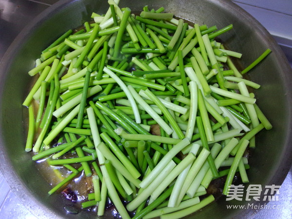 Spanish Mackerel Stewed with Garlic Sprouts recipe