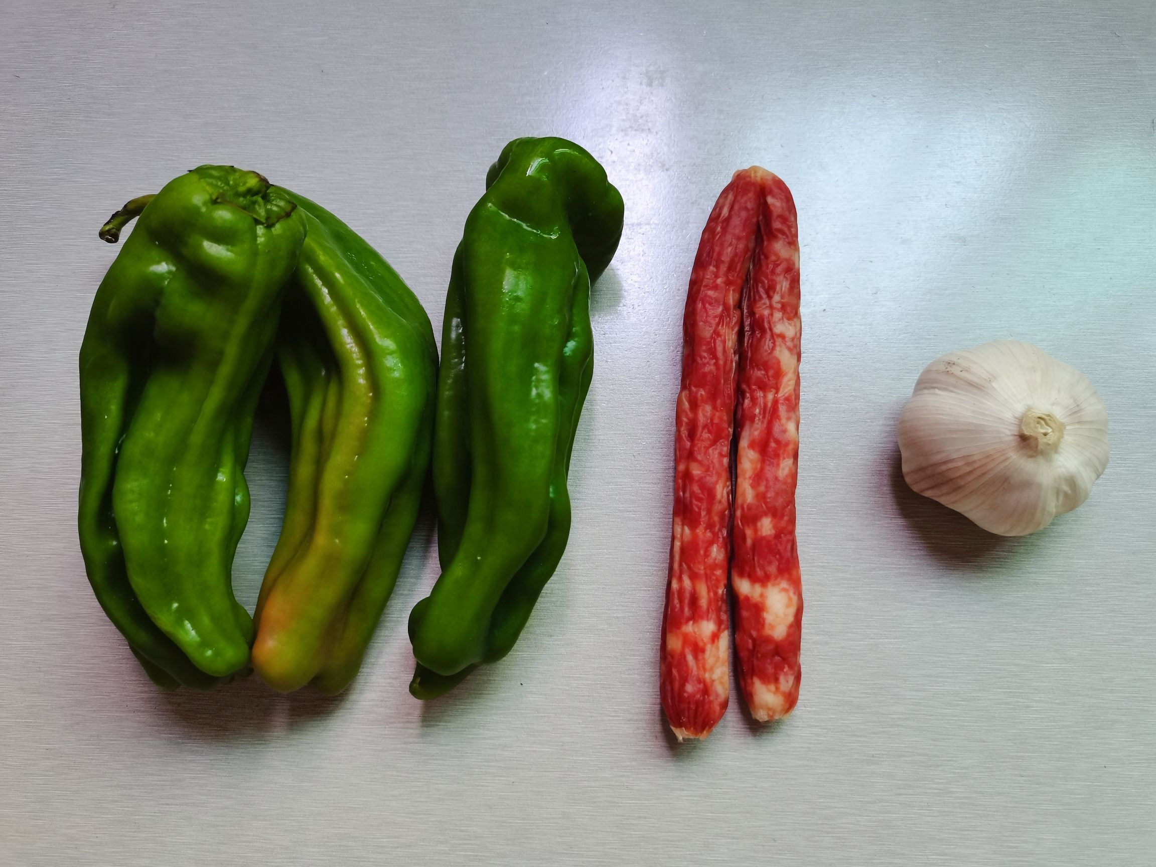 "stir-fried Sausage with Green Pickled Peppers" Step-by-step Version recipe