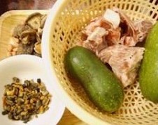 Zucchini and Mussels Pork Bone Soup recipe