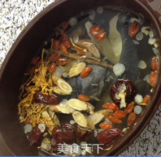 Cordyceps Flower and American Ginseng Black-bone Chicken Soup-nourishing Qi and Nourishing Blood recipe