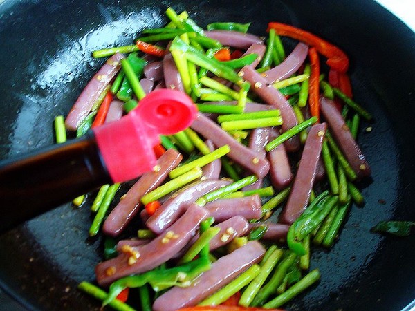 Stir-fried Rice Cake with Garlic Stalks recipe