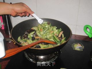 Stir-fried Lean Pork with Cucumber Fungus recipe