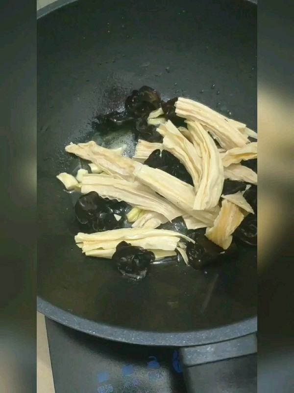 Fried Cabbage with Yuba and Fungus recipe