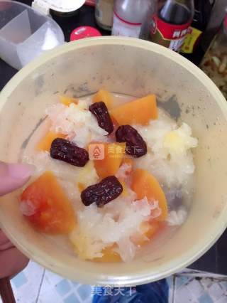Tremella, Papaya, Red Dates and Milk Dessert recipe