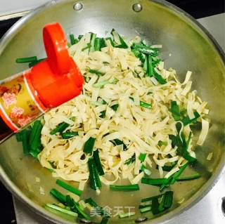Stir-fried Chives with Tofu Skin recipe