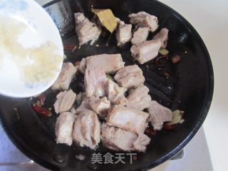 Grilled Pork Ribs with Fungus and Quail Eggs recipe